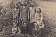 1950 - zahrádecké děti, zleva stojí Marie Koželuhová, Marie Jeníková, Chaloupková, Hana Banziová. Zleva sedí Václav Černý, Jiří Bárta a Jiří Šelmát.