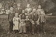 1906 - Rodina Tomáče Moravce čp. 11, otec a kronikář Augustin Moravec je ten nejmenší chlapec uprostřed.