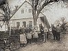1927 - Rodina Moravcova před stavením čp. 11