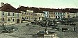 1904 Na staré fotografii nepomuckého náměstí je vlevo vidět původní dnešní radnice. Roku 1911 koupilo objekt město a provedlo adaptaci pro potřeby městského úřadu.