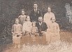 Mladší fotografie rodiny Klůsů čp. 31. Uprostřed vzadu stojí Josef Klůs.