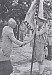 Velká Británie, srpen 1943 - přehlídka ve Wiwenhoe u Colchesteru, prezident E. Beneš blahopřeje čsl.vojákům k bojovým úspěchům v Africe, se zástavou K.Klapálek, uprostřed čelně v šortkách K. Mathes.