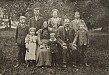 1906 - Tomáš Moravec s rodinou, Augustin Moravec je ten nejmenší chlapec uprostřed.